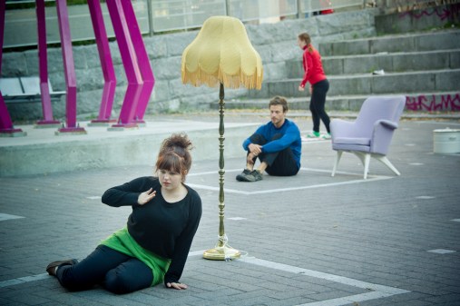  *Kuvat © Uupi Tirronen www.kuvaunit.com * *Kotimatkalla-teos, koreografia Jenni Koistinen, Zodiak - Uuden tanssin keskus 2015.*