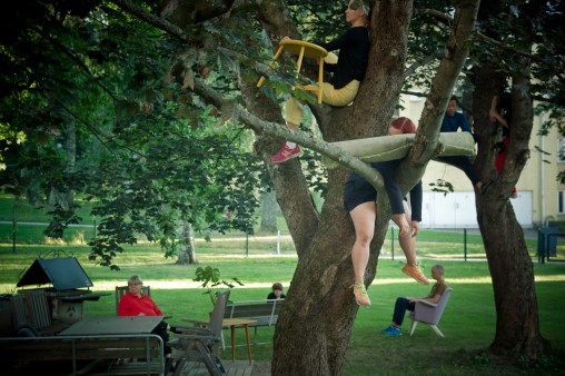  *Kuvat © Uupi Tirronen www.kuvaunit.com * *Kotimatkalla-teos, koreografia Jenni Koistinen, Zodiak - Uuden tanssin keskus 2015.*