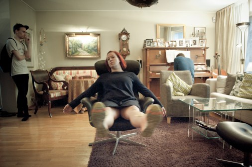  *Kuvat © Uupi Tirronen www.kuvaunit.com * *Kotimatkalla-teos, koreografia Jenni Koistinen, Zodiak - Uuden tanssin keskus 2015.*